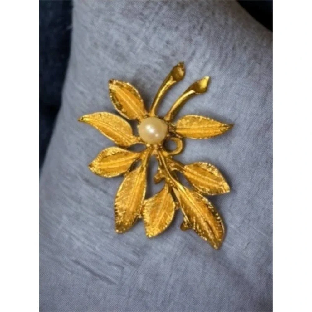 Vintage Textured Gold Tone Flower Brooch Pin Faux Pearl